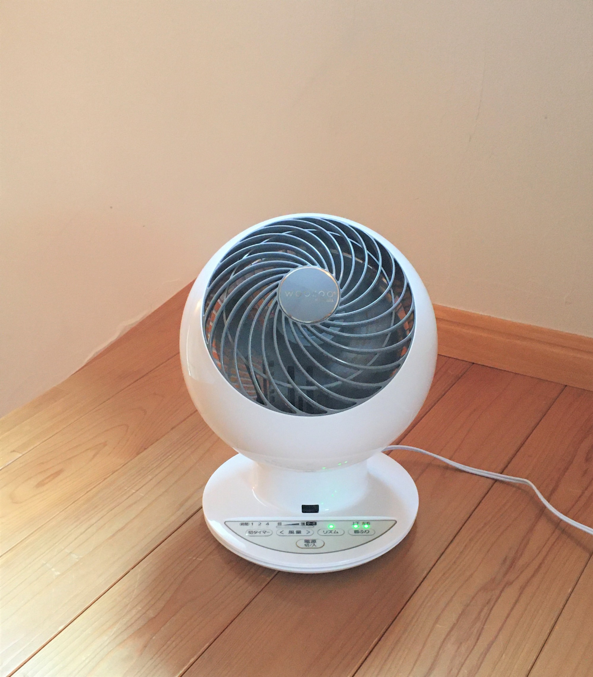 エアコンに扇風機の併用することで、部屋全体に冷風がまわり省エネで快適にお過ごしいただけます。